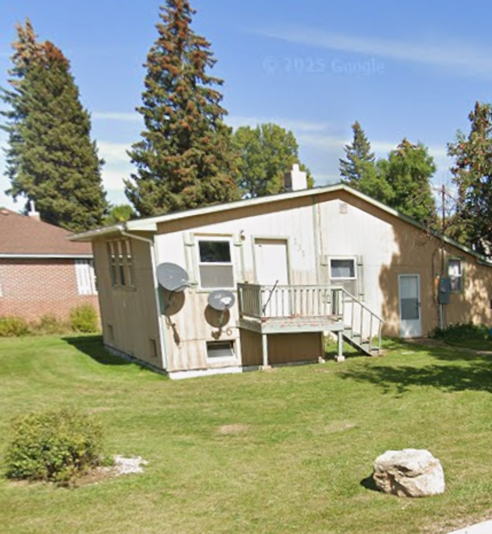 Lewistown House: 131 NE Prospect Ave