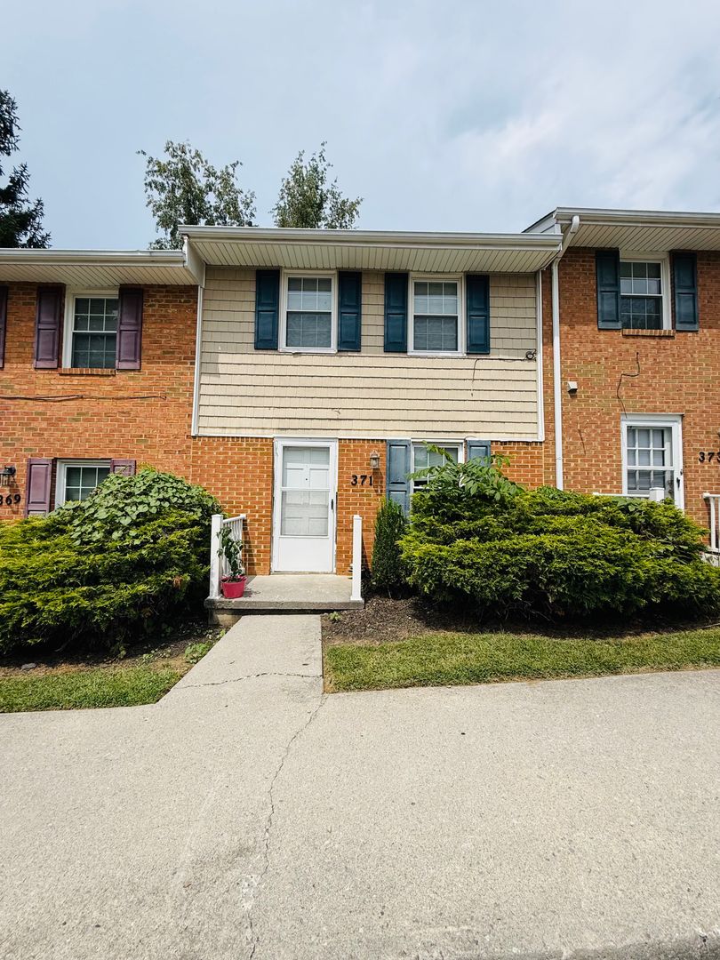 Blacksburg Townhome: 371 New Kent Rd.