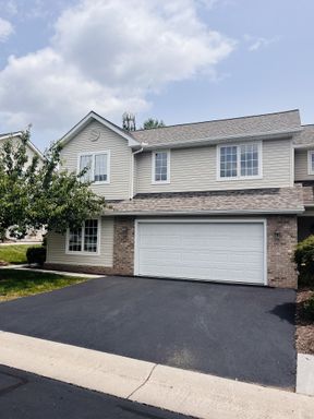 3 Bedroom 2.5 Bath Townhouse with 2 Car Garage – photo 1