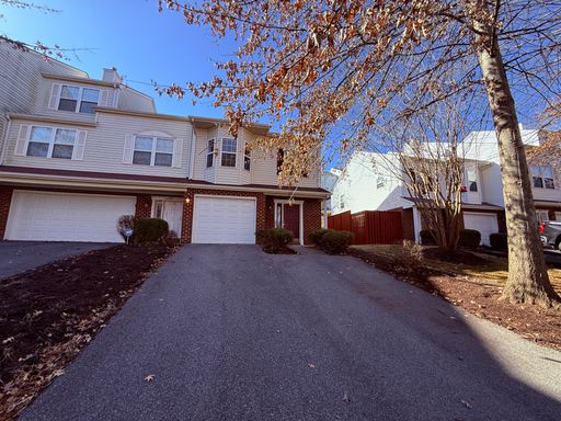 3 Bedroom, 2 Bath Townhouse – photo 1