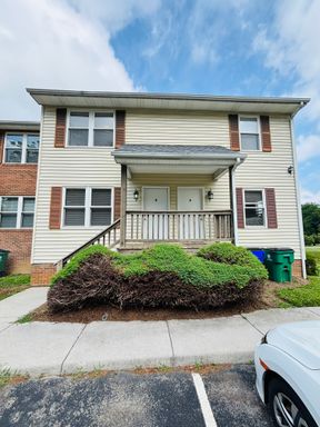 2 Bedroom, 1 Bath Apartment – photo 1