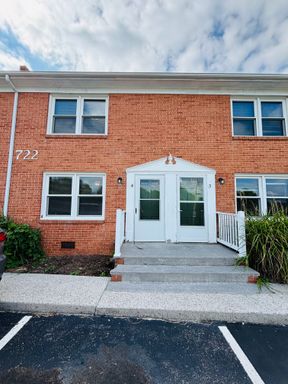 2 Bedroom, 1 Bath Apartment – photo 1