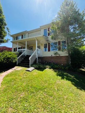 Nicely appointed 3 bedroom, 2 Bath Townhome – photo 1