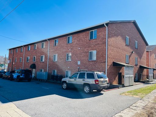 1 Bedroom, 1 Bath Apartment – photo 1
