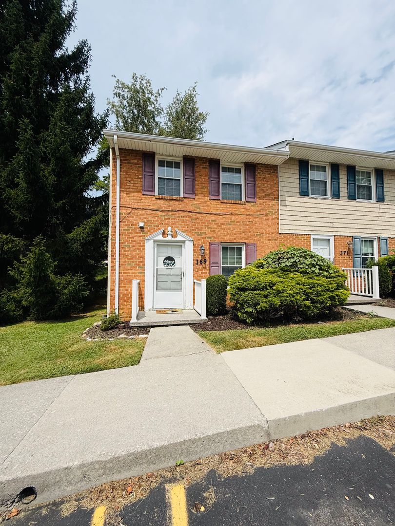 Blacksburg Townhome: 369 New Kent Rd.