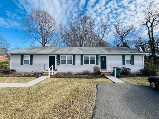 2 Bedroom, 1.5 Bath Duplex – photo 1