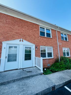 2 Bedroom, 1 Bath Apartment – photo 1