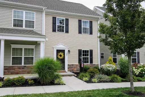 Nicely updated 3 bed/2.5 Bath Townhome – photo 1