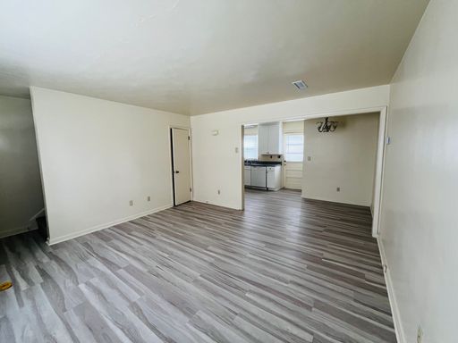 2 Bedroom, 1 Bath Apartment – photo 1