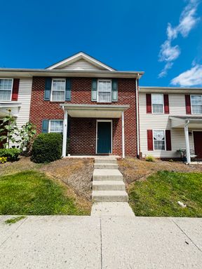 4 Bedroom, 3.5 Bath Townhouse – photo 1
