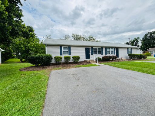 3 Bedroom, 1.5 Bath Duplex – photo 1