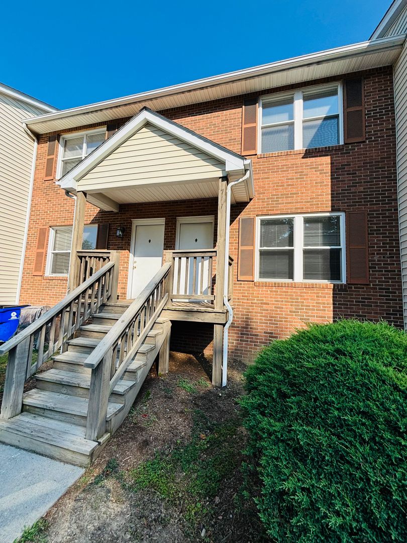 Blacksburg Apartment: 717 Lee Street