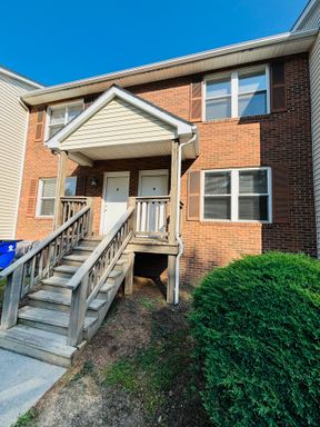 2 Bedroom, 1 Bath Apartment – photo 1
