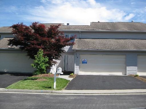 2 Bedroom 2.5 Bath Townhouse with 2 Car Garage – photo 1