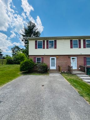 3 Bedroom 1.5 Bath Townhouse – photo 1