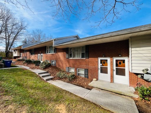 2 Bedroom, 1 Bath Apartment – photo 1
