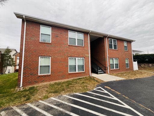1 Bedroom, 1 Bath Apartment – photo 1