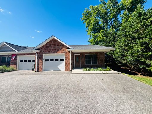 3 Bedroom, 2 Bath Townhouse – photo 1