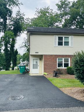 3 Bedroom, 1.5 Bath Duplex – photo 1