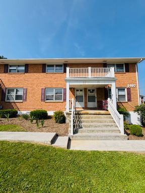 2 Bedroom, 1 Bath Apartment – photo 1