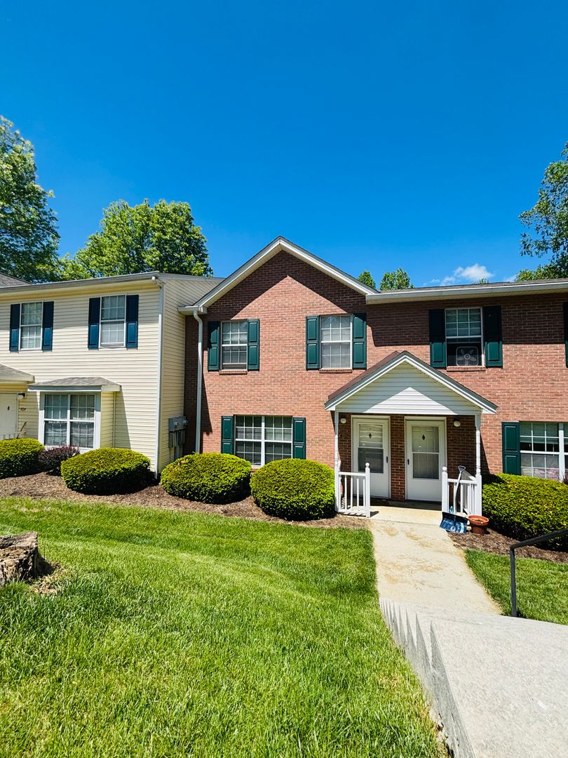 Blacksburg House: 402 Laurence Lane