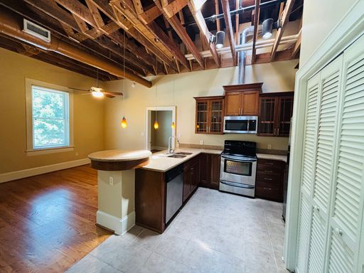 1 Bedroom, 1 Bath Apartment – photo 1