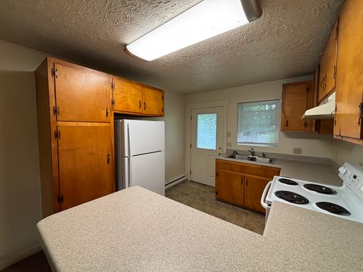 2 Bedroom, 1 Bath Apartment – photo 1