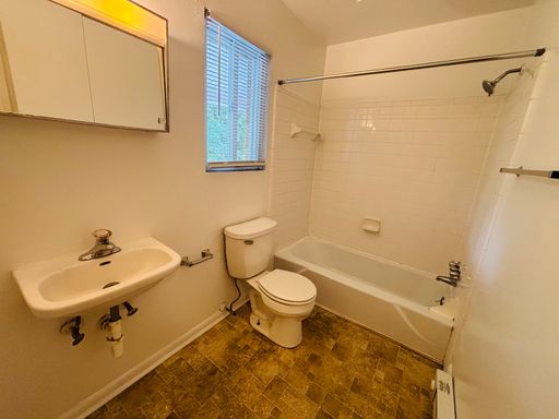 1 Bedroom, 1 Bath Apartment – photo 1