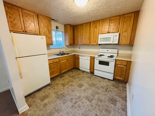 3 Bedroom, 2 Bath Apartment – photo 1