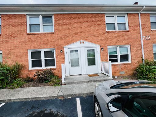 2 Bedroom, 1 Bath Apartment – photo 1