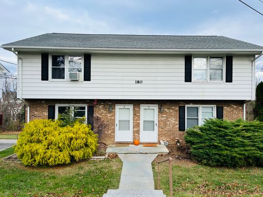 3 Bedroom, 1.5 Bath Apartment – photo 1