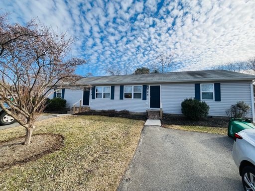 3 Bedroom, 1.5 Bath Duplex – photo 1