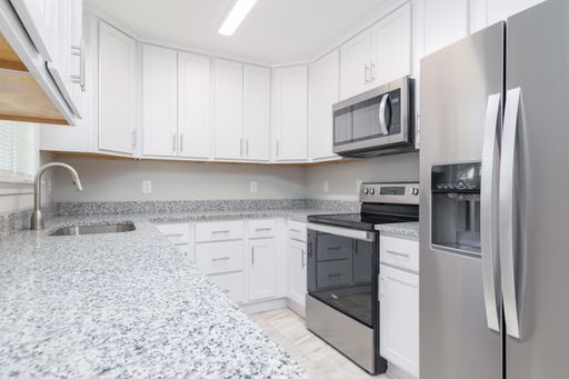 2 Bedroom, 1 Bath Apartment – photo 1