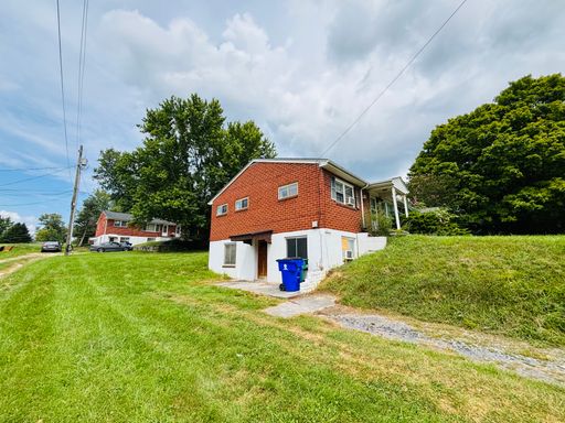 2 Bedroom, 1 Bath Apartment – photo 1