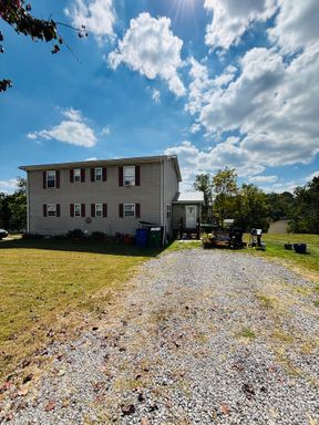 3 Bedroom, 2.5 Bath Duplex – photo 1
