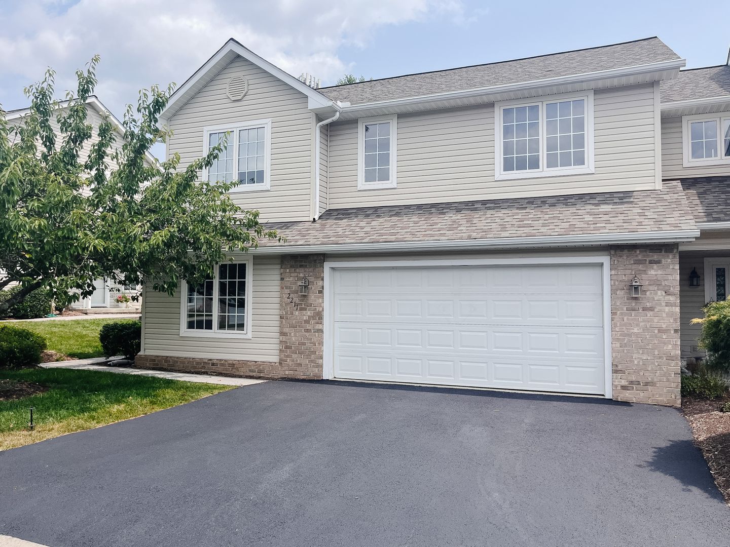 3 Bedroom 2.5 Bath Townhouse with 2 Car Garage