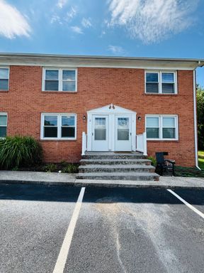 2 Bedroom, 1 Bath Apartment – photo 1