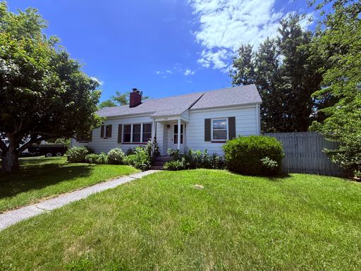 Pet Friendly 3 Bedroom, 2 Bath Home with Hardwood Floors – photo 1