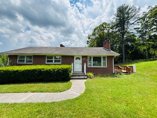 3 Bedroom, 2 Bath House with Huge Yard – photo 1