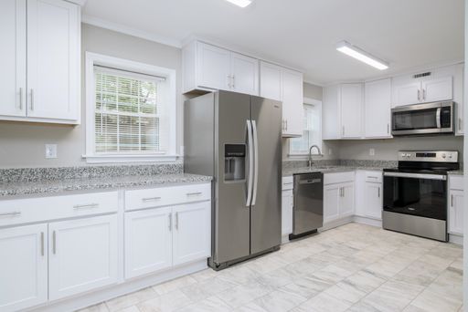 Fully Renovated - Granite Counters! 3 Bedroom, 2 Bath Apartment – photo 1