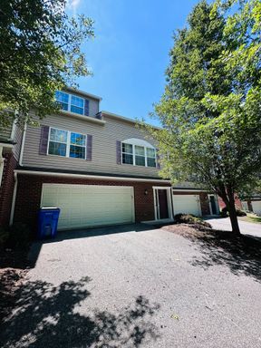 3 Bedroom 2.5 Half Bath Townhouse with 2 Car Garage – photo 1