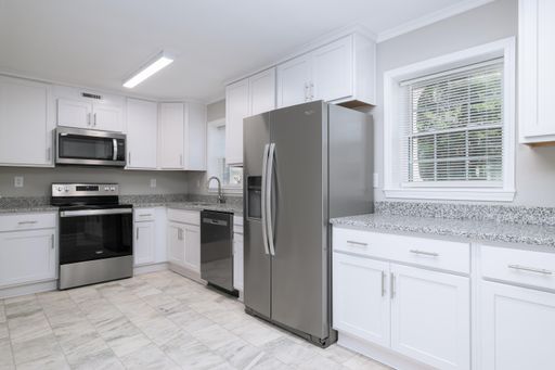 Beautifully Renovated 2 Bedroom, 2 Bath Apartment w/Study – photo 1