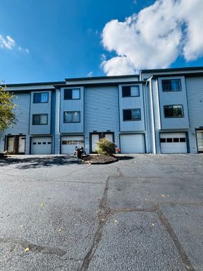 2 Bedroom, 2.5 Bath Townhouse – photo 1