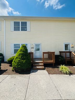 Conveniently located 2 Bedroom, 1.5 Bath Townhouse – photo 1