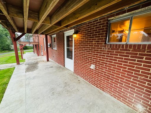 2 Bedroom, 1 Bath Apartment – photo 1