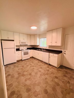 2 Bedroom, 1 Bath Apartment – photo 1