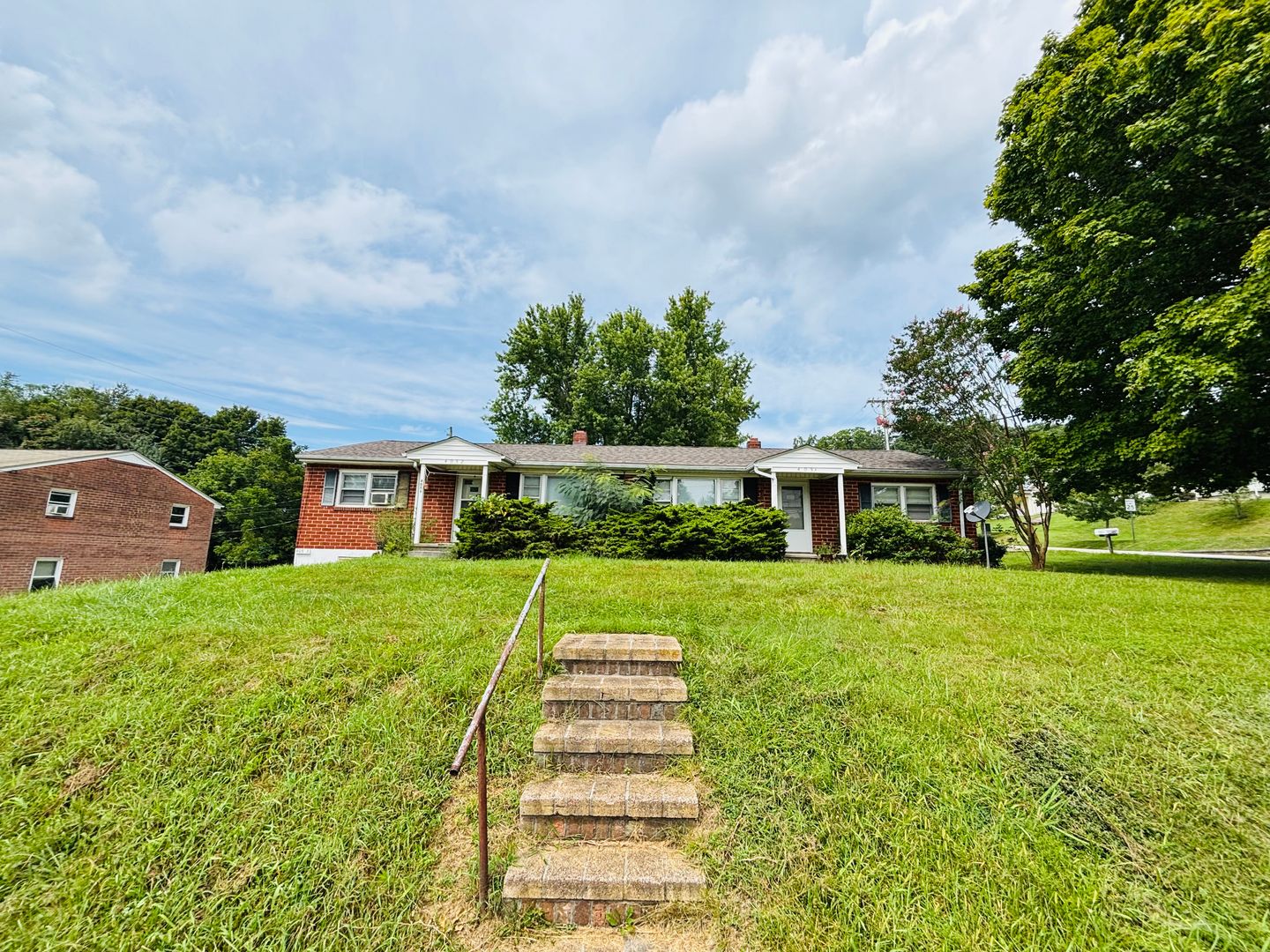 Blacksburg Apartment: 405 Marlington St.