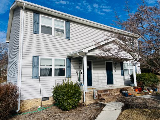 2 Bedroom, 1.5 Bath Townhouse – photo 1