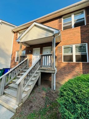 2 Bedroom, 1 Bath Apartment – photo 1