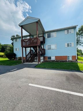 3 Bedroom, 2 Bath Apartment – photo 1